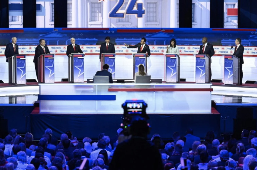 All candidates who participated in the debate are photographed while engaged in conversation.